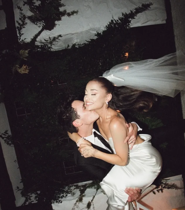 Ariana Grande wzięła ślub! Fot: Stefan Kohli dla Vogue Magazine Ariana Grande wzięła ślub! Fot: Stefan Kohli dla Vogue Magazine