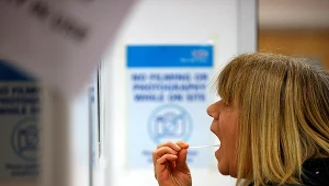 Jama ustna jest rezerwuarem patogenów układu oddechowego, w tym również SARS-CoV-2 - informują specjaliści