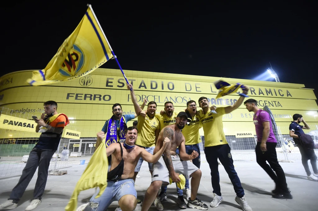 Kibice Villarrealu przed stadionem La Ceramica Kibice Villarrealu przed stadionem La Ceramica