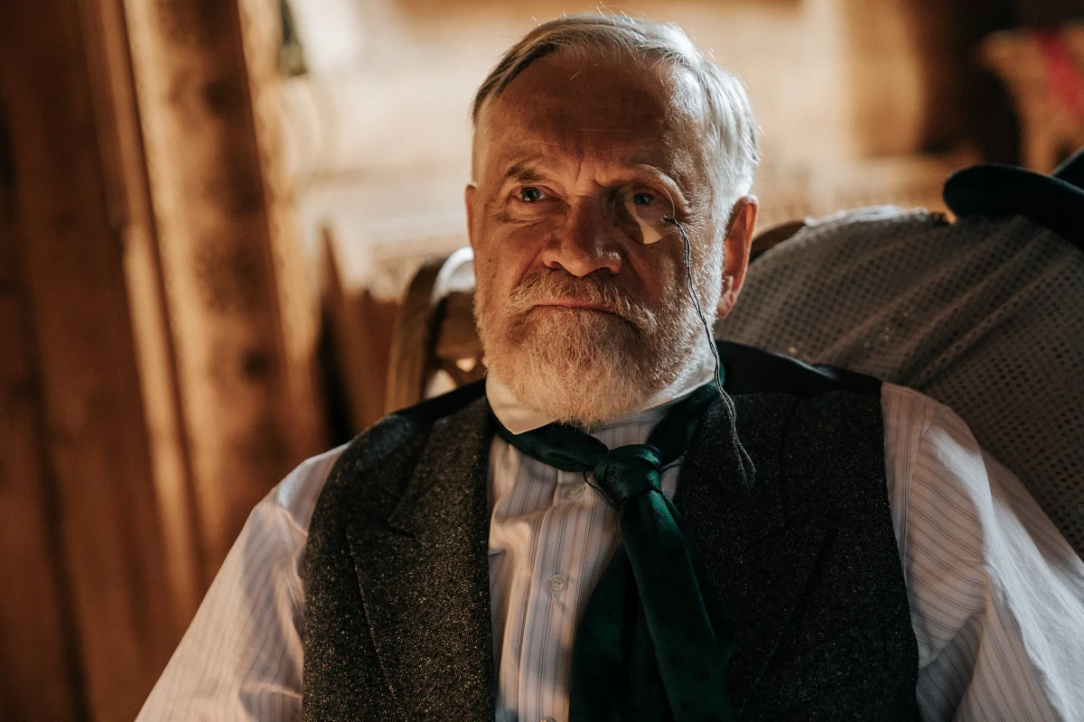 Tomasz Kot, Marcin Dorociński, Andrzej Seweryn i Wojciech Mecwaldowski jako artystyczne, naukowe i... celebryckie osobowości początku XX wieku w sensacyjnej historii, której próżno szukać na kartach podręczników! Tomasz Kot, Marcin Dorociński, Andrzej Seweryn i Wojciech Mecwaldowski jako artystyczne, naukowe i... celebryckie osobowości początku XX wieku w sensacyjnej historii, której próżno szukać na kartach podręczników!