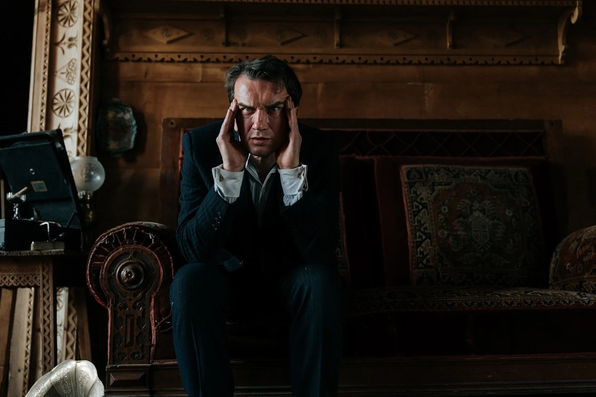 Tadeusz Boy-Żeleński (Kot), Witkacy (Dorociński), Joseph Conrad (Seweryn) i Bronisław Malinowski (Mecwaldowski), cztery znakomitości zakopiańskiej bohemy budzą się po mocno zakrapianej, całonocnej imprezie. Głowy pękają im od kaca, nikt nic nie pamięta, a sytuacji nie poprawiają znalezione na podłodze zwłoki nieznanego mężczyzny. Dodatkowo do drzwi domu dobijają się właśnie stróże prawa, a to dopiero początek kłopotów. Tadeusz Boy-Żeleński (Kot), Witkacy (Dorociński), Joseph Conrad (Seweryn) i Bronisław Malinowski (Mecwaldowski), cztery znakomitości zakopiańskiej bohemy budzą się po mocno zakrapianej, całonocnej imprezie. Głowy pękają im od kaca, nikt nic nie pamięta, a sytuacji nie poprawiają znalezione na podłodze zwłoki nieznanego mężczyzny. Dodatkowo do drzwi domu dobijają się właśnie stróże prawa, a to dopiero początek kłopotów.