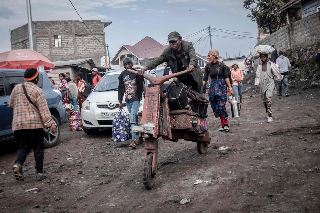 Mieszkańcy Gomy uciekają przed zapowiadaną erupcją wulkanu.
