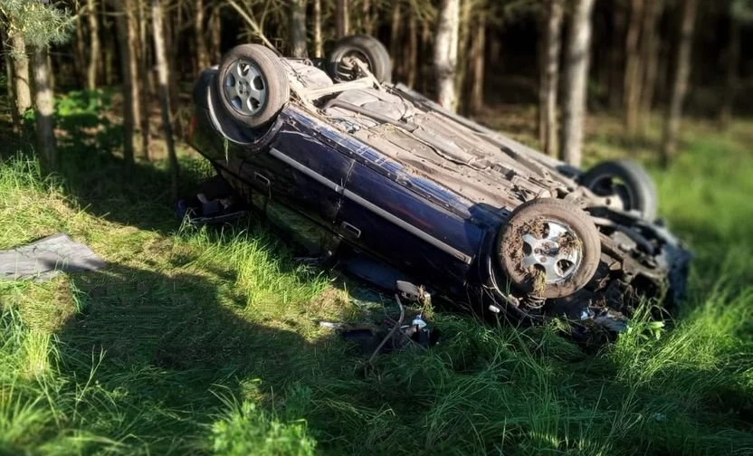 Po zderzeniu samochód dachował, ale jadącej nim rodzinie nic się nie stało