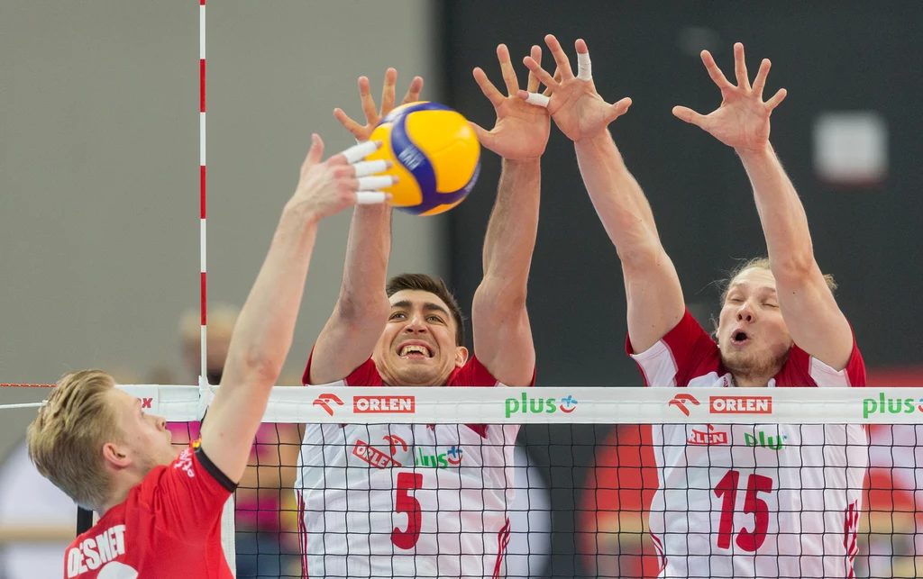 Łukasz Kaczmarek (z lewej) i Jakub Kochanowski skaczą do bloku Łukasz Kaczmarek (z lewej) i Jakub Kochanowski skaczą do bloku