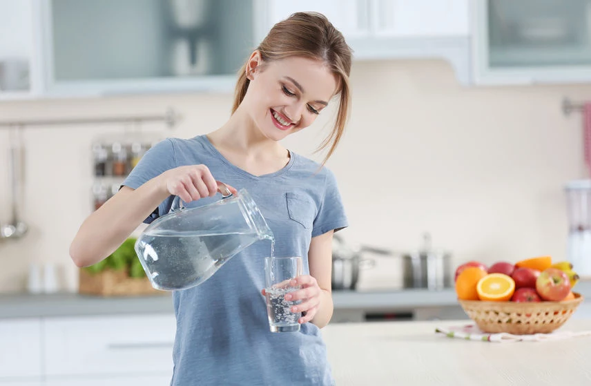 Podczas stosowania diety oczyszczającej jelita nie zapominaj o piciu wody