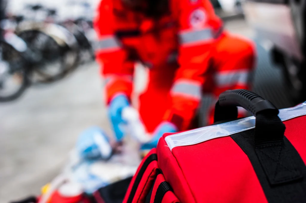 Nieudzielenie pierwszej pomocy w miejscu zdarzenia zmniejsza szansę na przeżycie osoby poszkodowanej Nieudzielenie pierwszej pomocy w miejscu zdarzenia zmniejsza szansę na przeżycie osoby poszkodowanej