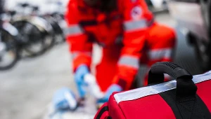 Nieudzielenie pierwszej pomocy w miejscu zdarzenia zmniejsza szansę na przeżycie osoby poszkodowanej