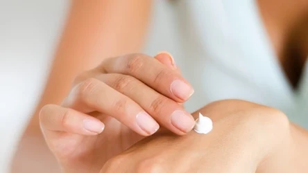 Bez wątpienia najlepsze kremy pod oczy powinny odżywić i nawilżyć zmęczoną skórę pod oczami