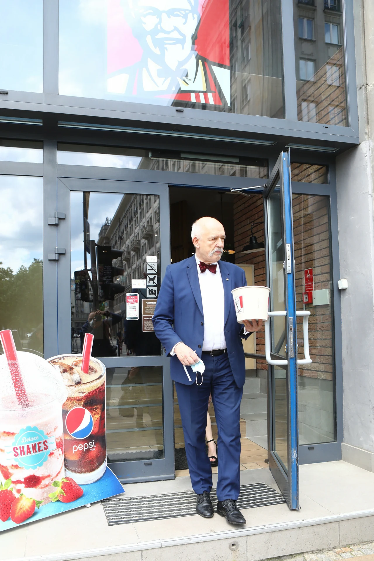 Janusz Korwin-Mikke rozpoczął dietę opartą na fast foodach Janusz Korwin-Mikke rozpoczął dietę opartą na fast foodach