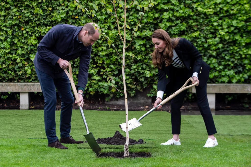 Szykowną górę księżna Kate przełamała sportowym obuwiem