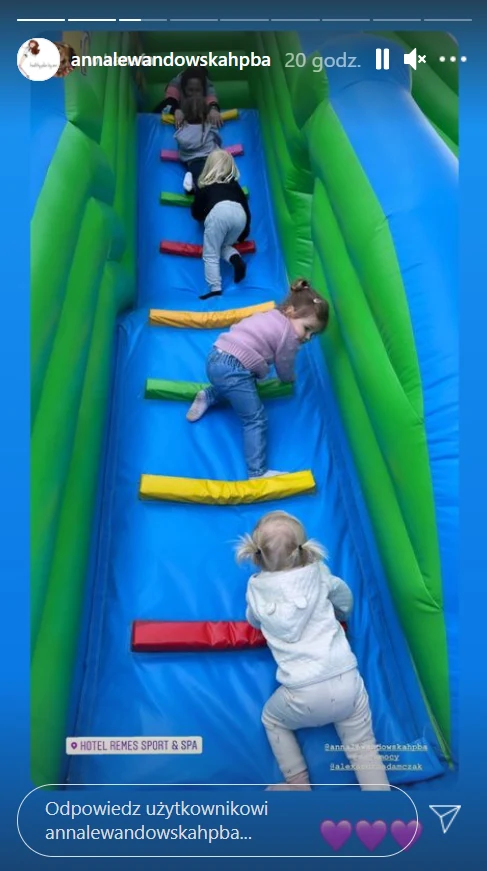 Dzieci piłkarze wspólnie spędzają czas w czasie zgrupowania kadry. https://www.instagram.com/annalewandowskahpba/