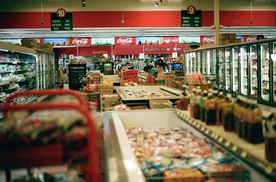 Klienci podczas zakupów w markecie. Wnętrze jednego z supermarketów.