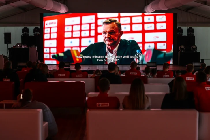 "Propozycja roli była niespodzianką i potraktowałem ją jako wyzwanie. Od razu spodobał mi się pomysł połączenia komedii z piłką nożną. Na planie byłem zaskoczony, że do jednej sceny potrzeba tak dużej ekipy. Ale to była świetna zabawa. W mojej scenie zagrałem z Maćkiem Musiałem, który okazał się wielkim kibicem. I wyszło fajnie: lekko, zabawnie, z dystansem - ocenił Grzegorz Krychowiak. Fani jego talentu, do których zalicza się m.in. grający główną rolę Cezary Pazura, nie nacieszą się zbytnio wątkiem postaci Krychowiaka. Piłkarz pojawia się w filmie przez dwie minuty.