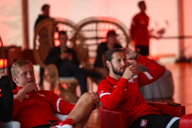 „Drugą połowę” po raz pierwszy miał możliwość zobaczyć pomocnik reprezentacji, Grzegorz Krychowiak, który na ekranie zaprezentował swój talent aktorski. W seansie towarzyszyli mu m.in.: Robert Lewandowski z żoną Anną, Wojciech Szczęsny z żoną Mariną, Jan Bednarek z narzeczoną Julią, Kamil Glik, Piotr Zieliński, Kamil Jóźwiak czy Jakub Moder. Pokaz obejrzeli także Paulo Sousa wraz z całym sztabem szkoleniowym oraz sekretarz generalny PZPN – Maciej Sawicki.
