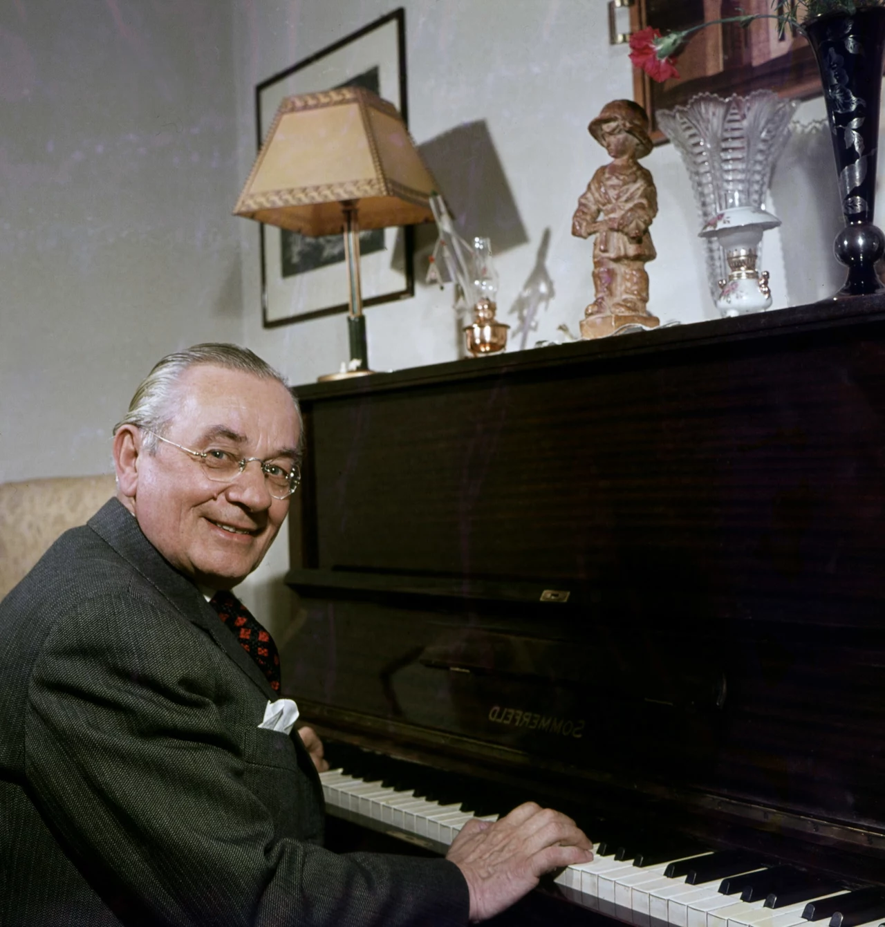 W okresie okupacji wspierał swoich żydowskich przyjaciół, o czym wspomniał w autobiografii "Od palanta do belcanta". W 1943 udzielił schronienia Ignacemu Singerowi (Iwo Wesby), kierownikowi muzycznemu kabaretu "Qui pro Quo", który uciekł z getta warszawskiego wraz z żoną i ośmioletnią córką. Fogg ukrywał całą trójkę w swoim mieszkaniu, a następnie znalazł im mieszkanie przy ul. Bednarskiej i pomógł w wyrobieniu fałszywych dokumentów. W okresie okupacji wspierał swoich żydowskich przyjaciół, o czym wspomniał w autobiografii "Od palanta do belcanta". W 1943 udzielił schronienia Ignacemu Singerowi (Iwo Wesby), kierownikowi muzycznemu kabaretu "Qui pro Quo", który uciekł z getta warszawskiego wraz z żoną i ośmioletnią córką. Fogg ukrywał całą trójkę w swoim mieszkaniu, a następnie znalazł im mieszkanie przy ul. Bednarskiej i pomógł w wyrobieniu fałszywych dokumentów.