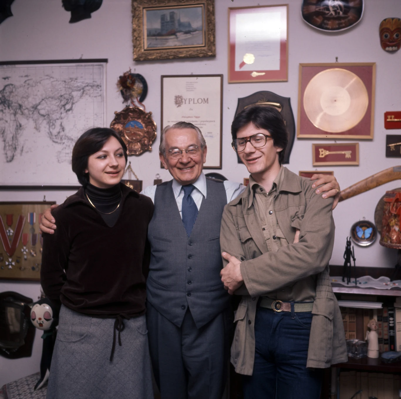 Fogg przez kilka dni ukrywał także w swoim mieszkaniu przyjaciela, Stanisława Templa, inżyniera z Wilna, który pracował dla wytwórni płytowej. Również nauczyciel śpiewu, Stanisław Kopf, znalazł schronienie w mieszkaniu Fogga, aż do momentu uzyskania fałszywych dokumentów, dzięki którym mógł wyjechać z Warszawy.