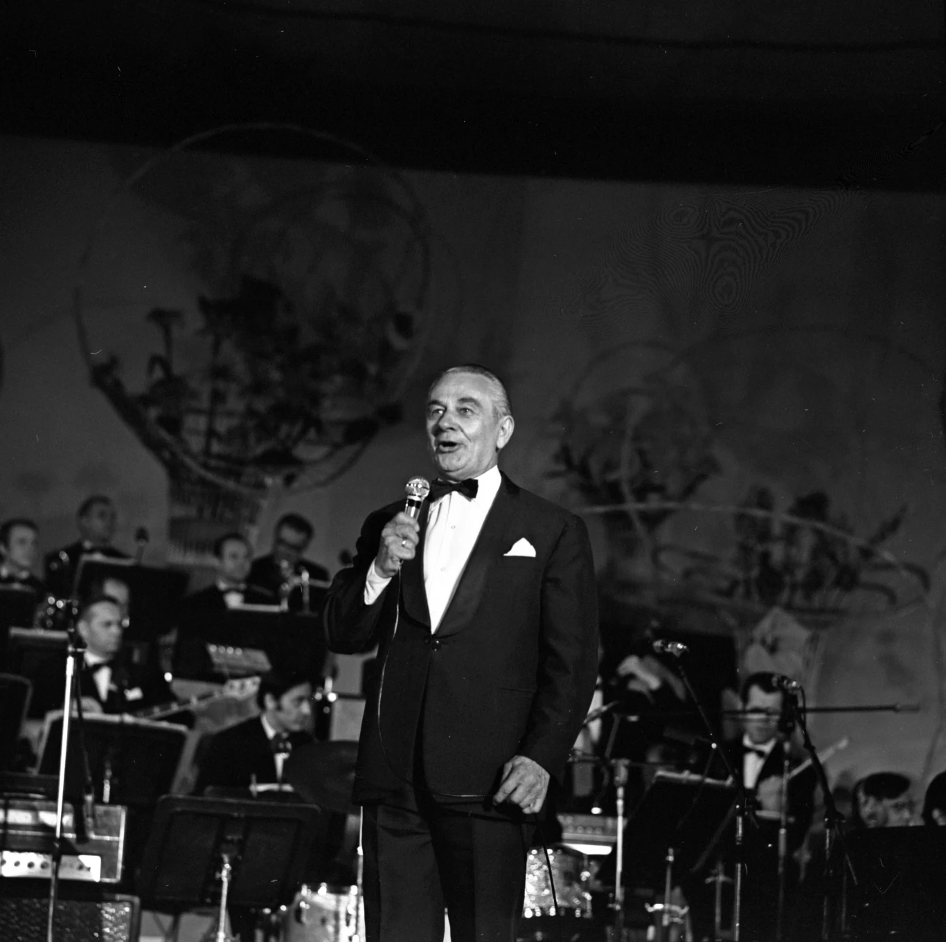 Po wojnie Fogg ruszył z własną kawiarnią artystyczną oraz wytwórnią Fogg Record. "Zawsze miałem pasję, żeby otworzyć wytwórnię płyt gramofonowych. I kiedy w 1939 roku byłem w Ameryce, tam kupiłem maszynę do nagrywania. Ale wybuchła wojna i - myślałem - wszystko szlag trafił. Rzeczywiście, wszystko w domu mi zniszczono, wszystko rozkradziono, ale tej maszyny nikt z piwnicy nie ruszył". A dochodziłem do pięćdziesiątki, już chciałem przestać śpiewać, więc mówię do siebie: Mieciu, ruszasz z wytwórnią! No i zacząłem montować prasy do tłoczenia to tu, to tam (...), skompletowałem urządzenie do galwanizacji, następnie do wszystkiego, co jeszcze musiałem robić. Nawet fortepian kupiłem i ładne studio urządziłem. Syna Andrzeja wykształciłem w tym kierunku: jest inżynierem elektrykiem ze specjalnością elektroakustyk. No i pomaleńku ruszyłem z tą wytwórnią... Po licencję poszedłem do ministerstwa kultury i dostałem" - mówił Dariuszowi Michalskiemu.