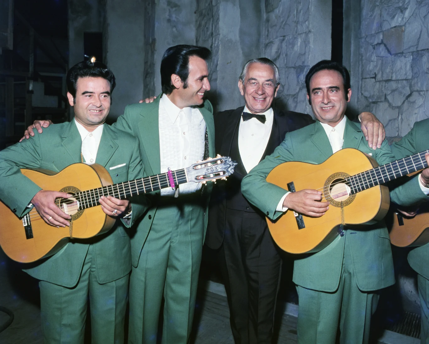 Żeby móc zarejestrować Wytwórnię Płyt Gramofonowych Fogg Record Mieczysław Fogiel musiał stać się Foggiem; urzędowa zmiana nazwiska nastąpiła 26 października 1946 roku. "Ta nagraniowa firma pradziadka została znacjonalizowana w 1951 roku" - przypomniał Michał Fogg. Zgromadzony sprzęt trafił najpierw do Muzy, a następnie do Polskich Nagrań.