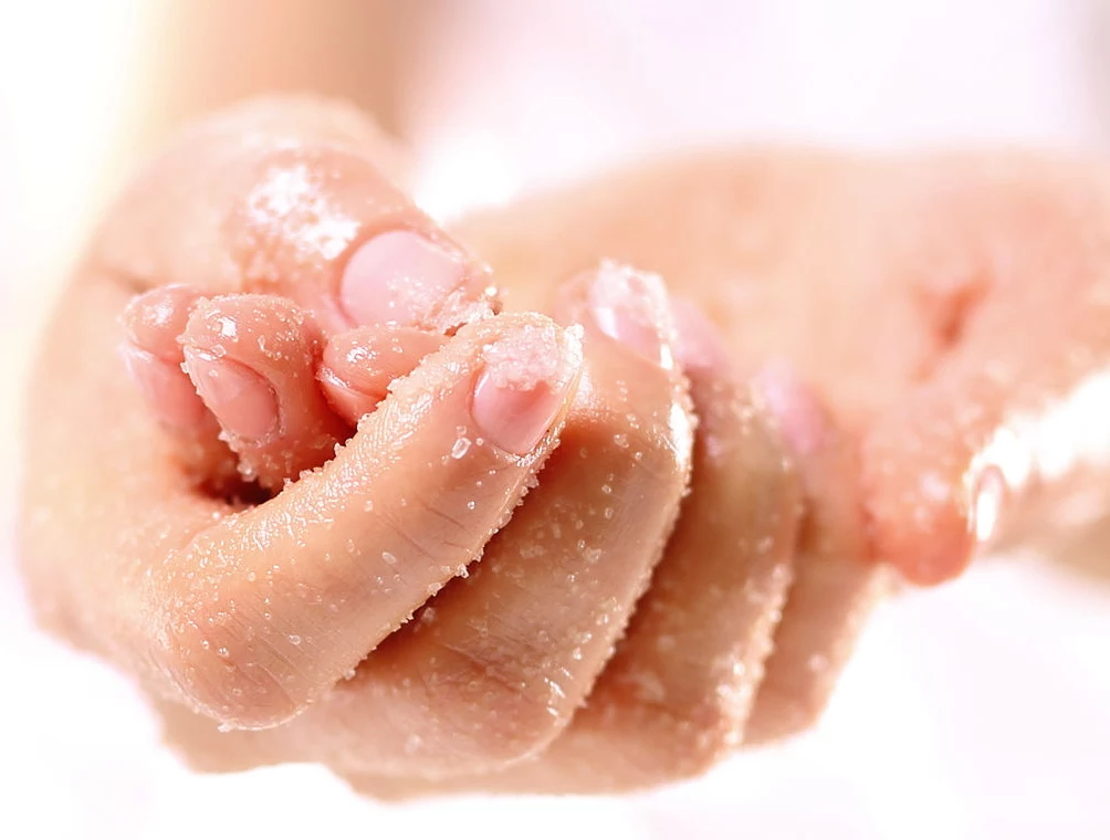 W pielęgnacji dłoni wykorzystaj peelingi
