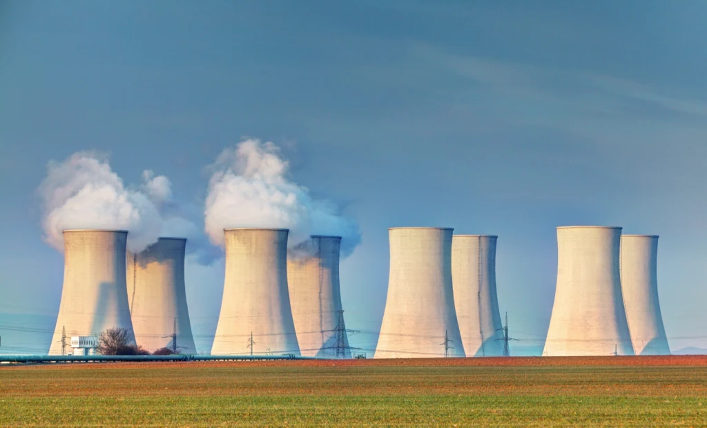 Należy przyśpieszyć z budową nowych elektrowni gazowych lub atomowych stabilizujących system elektroenergetyczny