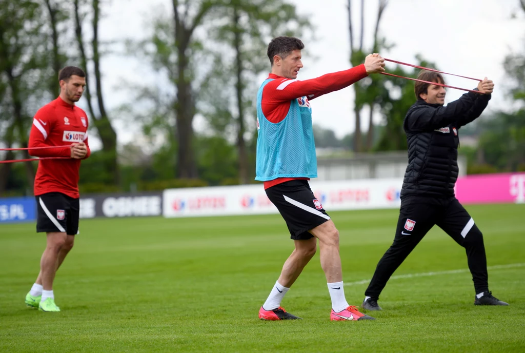 Jakub Swierczok, Robert Lewandowski i asystent Paula Sousy - Victor Manuel Sanchez Llado podczas piątkowego (28 maja) treningu w Opalenicy Jakub Swierczok, Robert Lewandowski i asystent Paula Sousy - Victor Manuel Sanchez Llado podczas piątkowego (28 maja) treningu w Opalenicy