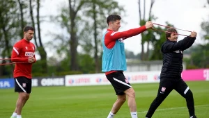  Jakub Swierczok, Robert Lewandowski i asystent Paula Sousy - Victor Manuel Sanchez Llado podczas piątkowego (28 maja) treningu w Opalenicy 