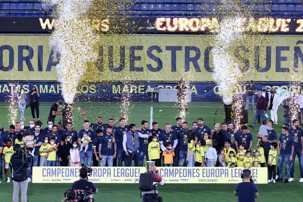 Villarreal fetujący zdobycie trofeum Villarreal fetujący zdobycie trofeum