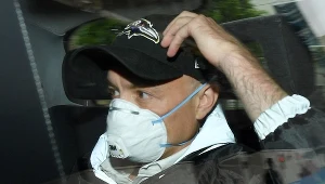 Dominic Cummings opuszcza budynek parlamentu po swoich zeznaniach