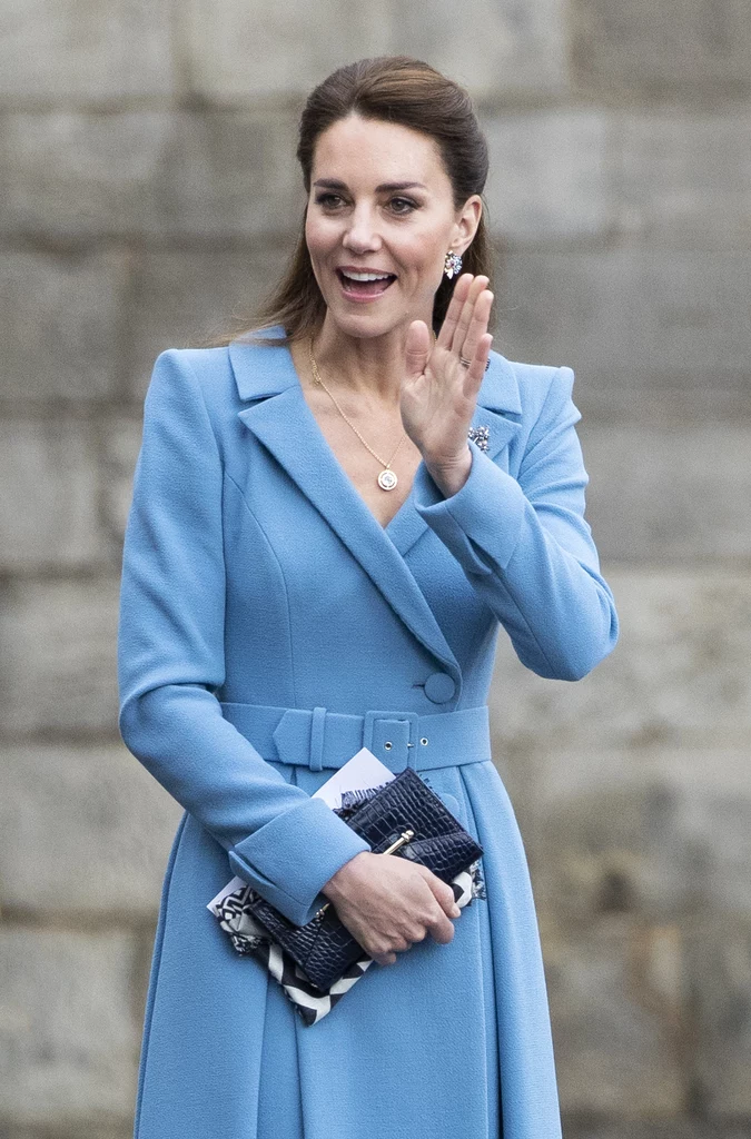 Księżna Kate znana jest z tego, że gdziekolwiek się pojawi skupia na sobie uwagę zebranych. Tak było i tym razem 