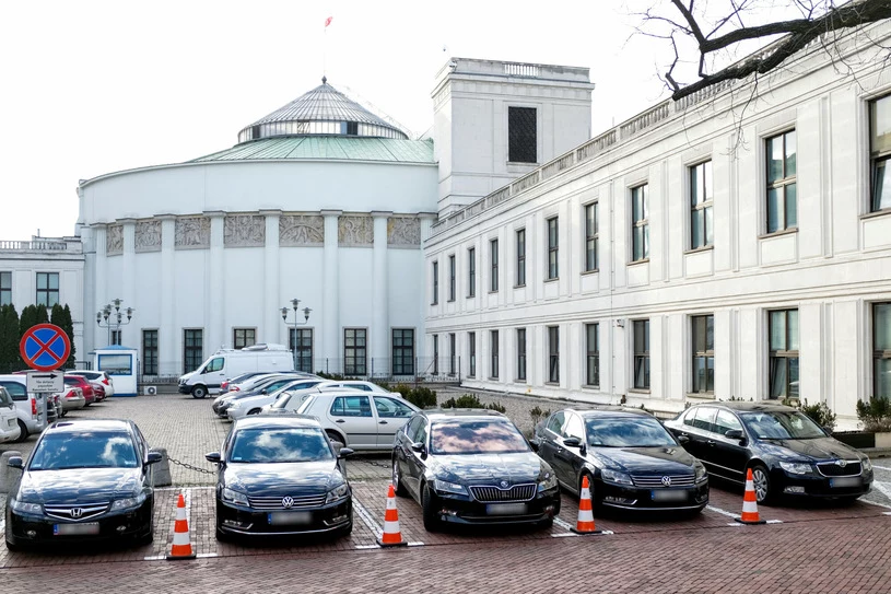 Posłowie mogą zatankować na koszt podatników za niemal 50 tys. zł. Służba dla kraju i społeczeństwa niesie wiele przywilejów