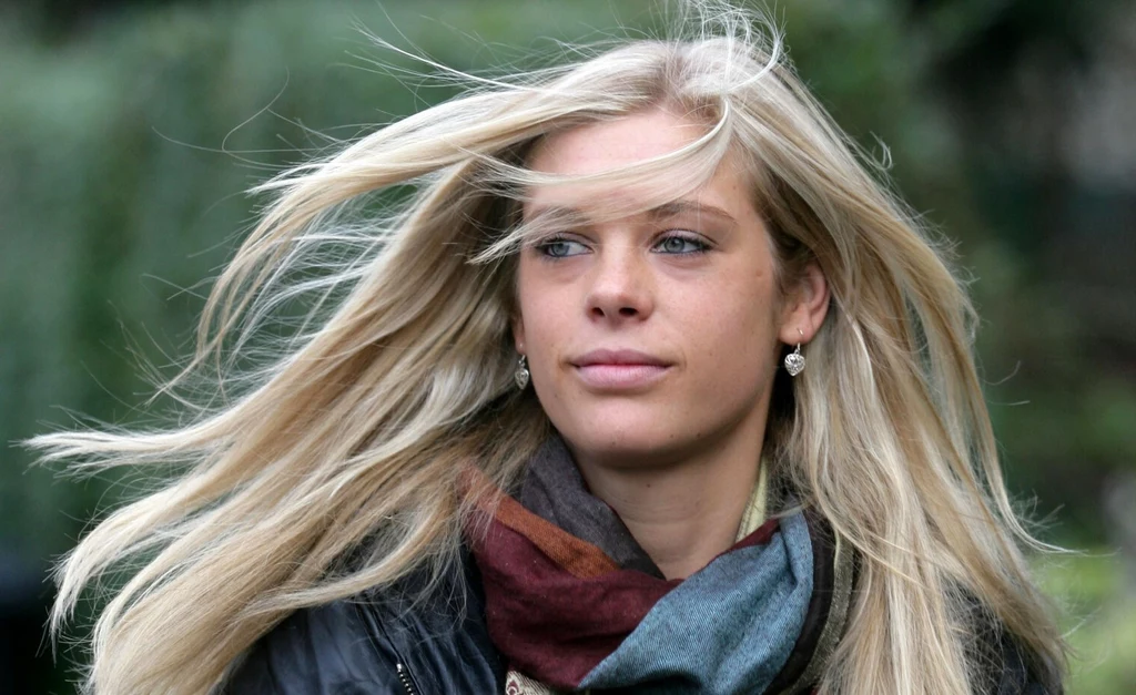 Chelsy Davy przez wiele lat była związana z księciem Harrym. Tutaj na zdjęciu w drodze na uniwersytet w 2009 roku