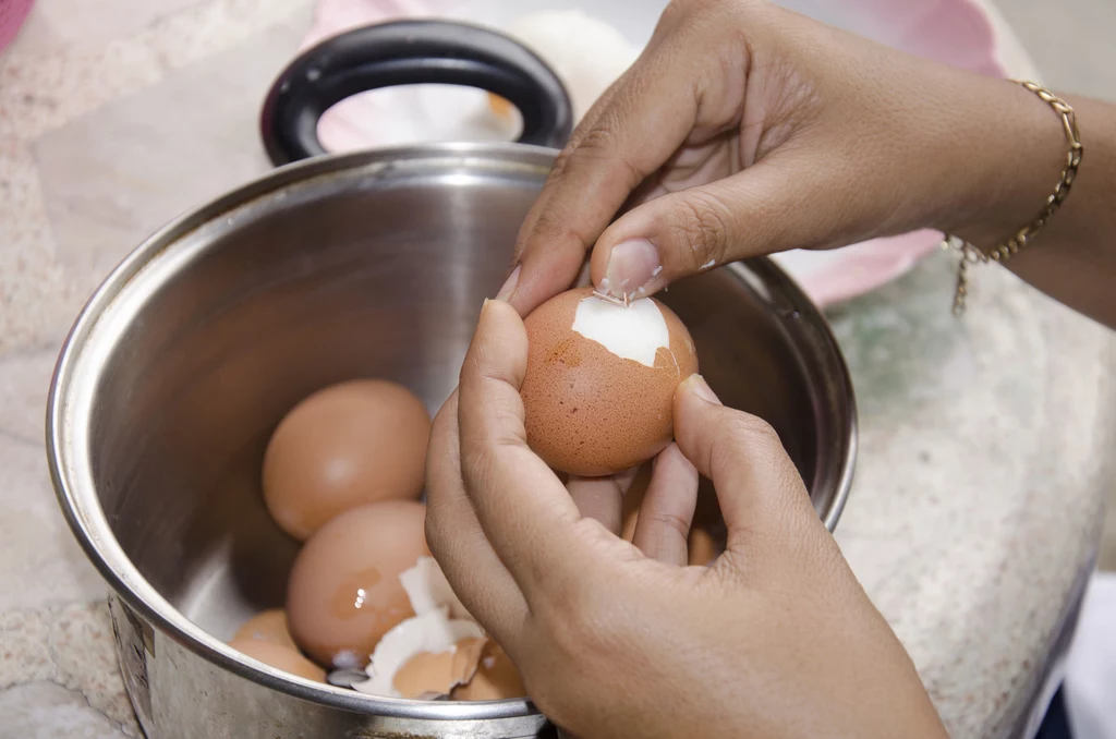 Jak gotować jajka, by łatwo się obierały?