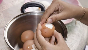 Trik na łatwe obieranie jajek. Zrób to przed gotowaniem