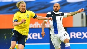 Emil Forsberg w starciu o piłkę z Nikolai Alho