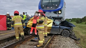 Samochód wjechał pod pociąg. Śmierć trzech osób. Dziecko walczy o życie 