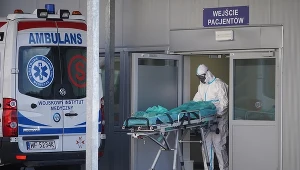 Karetka przed Wojskowym Instytutem Medycznym. Zdjęcie ilustracyjne.