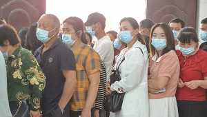 Ludzie w kolejce do szczepień przeciw COVID-19 w Fuyang, we wschodniej chińskiej prowincji Anhui