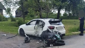 Motocyklista uderzył w bok mercedesa. Zginął na miejscu 