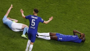 Zdjęcie wykonane tuż po zderzeniu. W pozycji leżącej Kevin De Bruyne (z lewej) i Antonio Ruediger