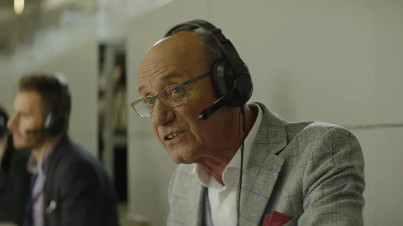 Dariusz Szpakowski w scenie z "Drugiej połowy"