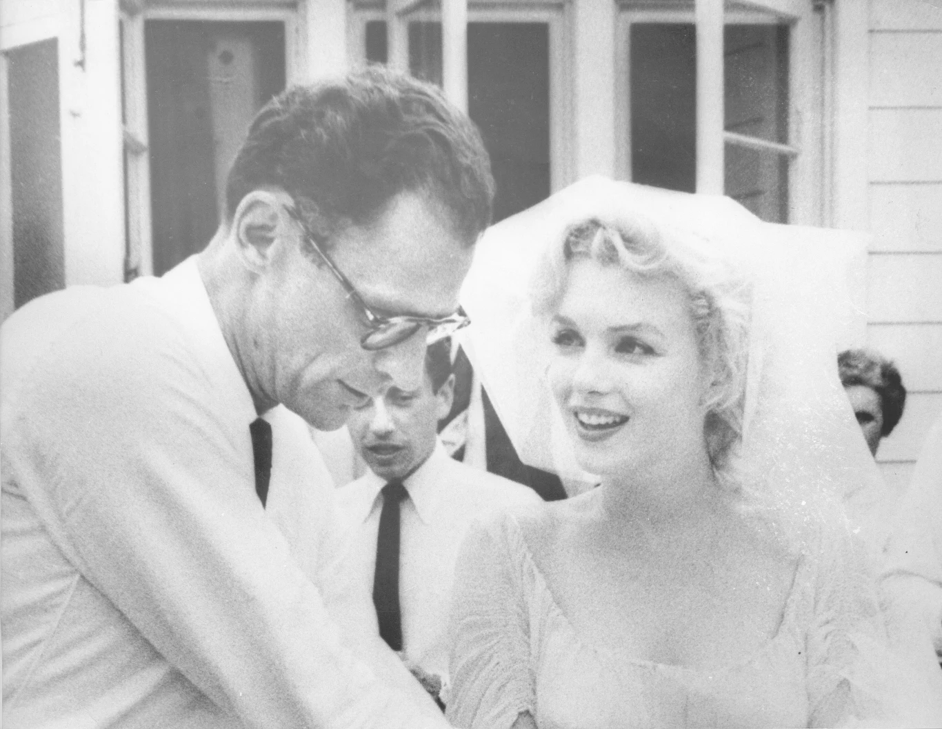 Gorzej układało się jej w życiu prywatnym. Pierwszy raz wyszła za mąż jako zaledwie 16-latka. Małżeństwo nie przetrwało próby czasu. W 1952 roku, już jako znana aktorka, poznała Joego DiMaggio, słynnego baseballistę. Po 274 dniach burzliwego małżeństwa rozwiedli się. 29 czerwca 1956 po raz trzeci wyszła za mąż za dramaturga Arthura Millera (na zdjęciu), dokonując konwersji na judaizm reformowany. W trakcie najdłuższego swego małżeństwa dwukrotnie poroniła. Po przeszło czterech latach małżeństwa, para rozwiodła się. Rozstanie przypieczętował film "Skłóceni z życiem", do którego scenariusz napisał Miller, a wystąpiła w nim Monroe.