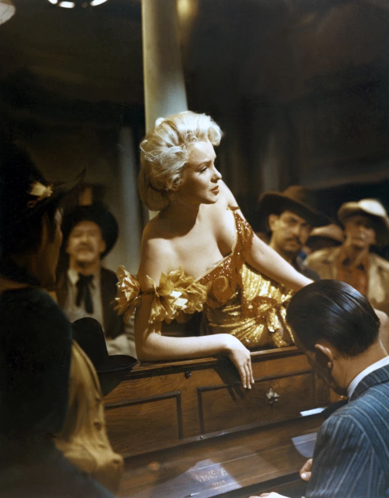 Hipotezy na temat życia i śmierci mnożą się z każdą rocznicą urodzin Marilyn Monroe. W chwili śmierci miała zaledwie 37 lat, więc gdyby żyła wciąż miałaby wiele do powiedzenia na temat swojej bujnej kariery. Oprócz filmów pozostały po niej "Fragmenty" - zbiór niepublikowanych wcześniej prywatnych zapisków aktorki, jej przemyśleń, wierszy, listów do kolejnych psychoanalityków, które tworzą niezwykły portret wrażliwej, inteligentnej kobiety - diametralnie różny od tego, jaki dla potrzeb opinii publicznej wykreowały media.