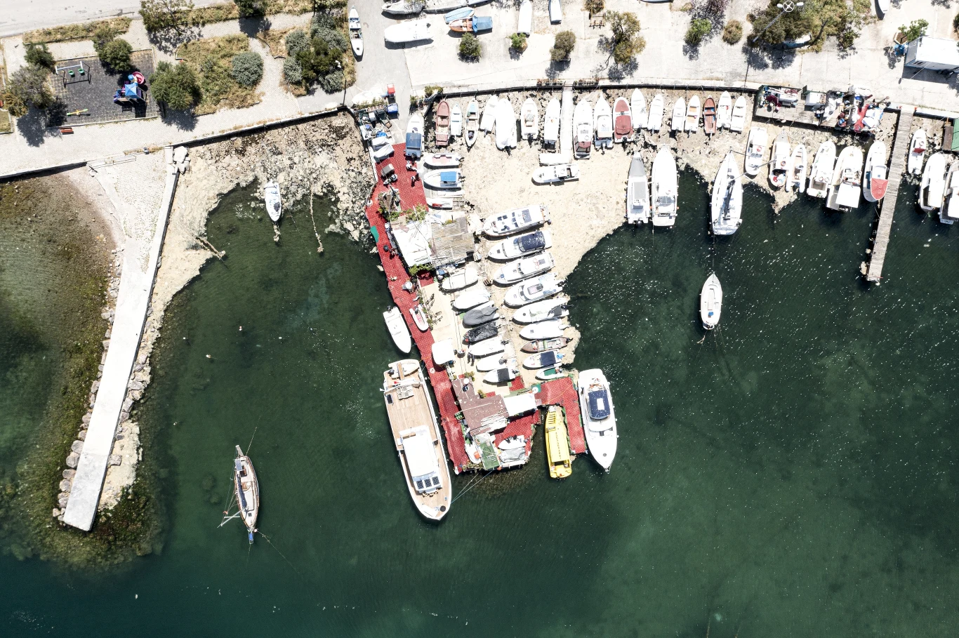 Morze stanowi bardzo ważny element ekonomii nadmorskich, tureckich miejscowości. Wielu tamtejszych mieszkańców żyje z połowu ryb, ślimaków morskich czy krabów. Morze stanowi bardzo ważny element ekonomii nadmorskich, tureckich miejscowości. Wielu tamtejszych mieszkańców żyje z połowu ryb, ślimaków morskich czy krabów.