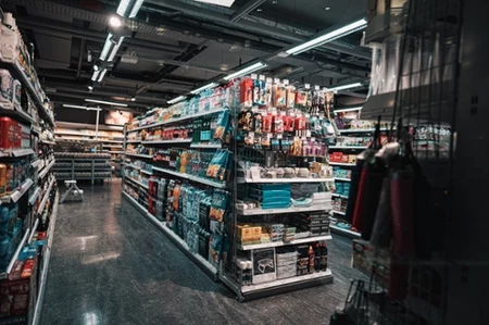 Wnętrze supermarketu.