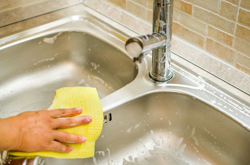 Zlew nie tylko trzeba regularnie myć, ale także dezynfekować