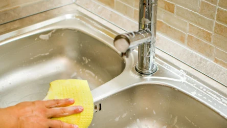 Domowy sposób na czysty i lśniący kran. Tak zabezpieczysz go przed zaciekami
