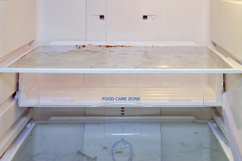 Oczywiście kreda pomoże wyciągnąć nieprzyjemny zapach, jednak nie pochłonie zepsutej żywności. Jej wyrzuceniem, a także umyciem lodówki musimy zająć się sami.