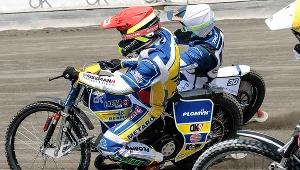 Kamil Brzozowski, Tomas Hjelm Jonasson i daszek oraz przednie koło Jewgienija Kostygowa.