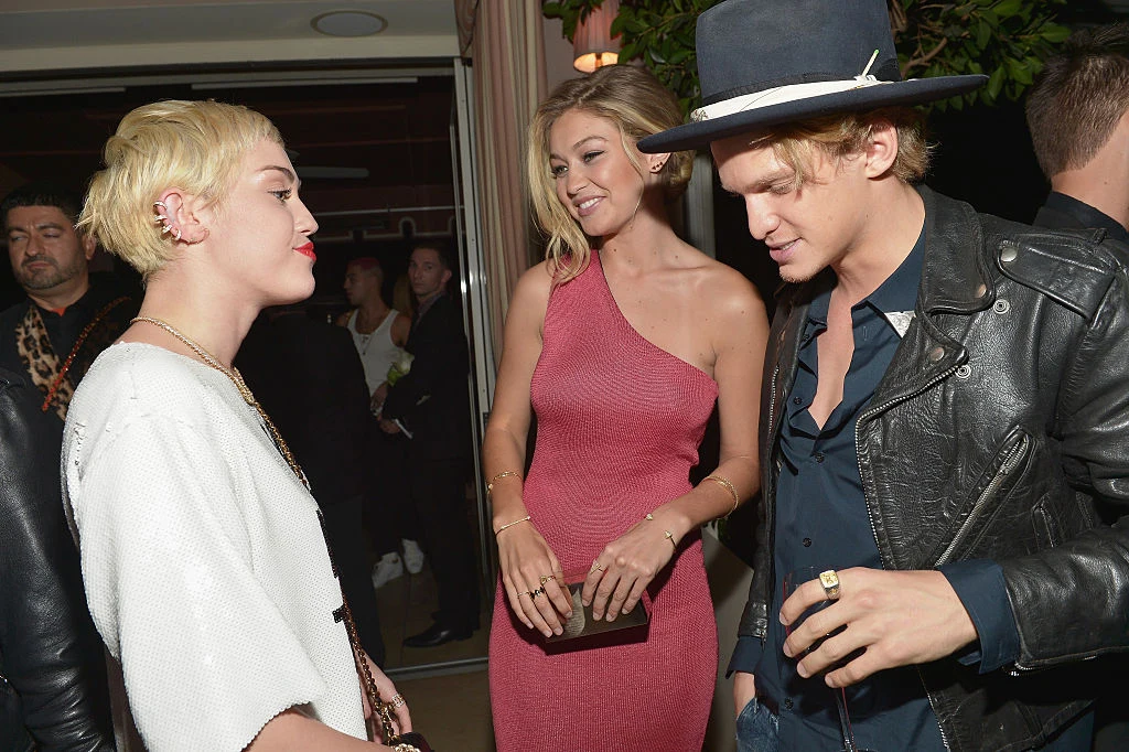 Miley Cyrus i Cody Simpson z ówczesną dziewczyną Gigi Hadid.