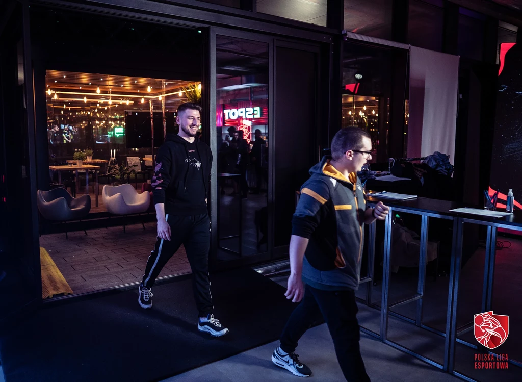 Do finałowej walki o tytuł mistrza Polskiej Ligi Esportowej stanęły dwie drużyny – Mad Dog’s Pact, czyli obrońcy tytułu oraz Illuminar Gaming – gracze, którzy spektakularnie wręcz eliminowali kolejne drużyny na drodze po najwyższe trofeum. Do finałowej walki o tytuł mistrza Polskiej Ligi Esportowej stanęły dwie drużyny – Mad Dog’s Pact, czyli obrońcy tytułu oraz Illuminar Gaming – gracze, którzy spektakularnie wręcz eliminowali kolejne drużyny na drodze po najwyższe trofeum.
